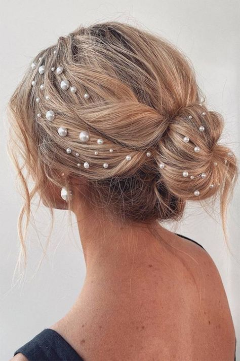 Bride Reception Outfit With Sneakers, Meghan Wedding, Buns Hairstyles, Wedding Curls, Bridesmaid Hairstyle, Vlasové Trendy, Peinados Fáciles Para Cabello Corto, Wedding Hair Inspiration, Colour Ideas