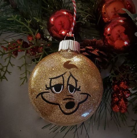 Polycrylic and glitter dish ornament, permanent vinyl detailing. Max Ornament Grinch, Max The Dog Grinch, Dog Ornaments Diy, Grinch Dog, Holiday Crafts Decorations, Personalized Gift Ideas, Dog Christmas Ornaments, Daycare Crafts, Christmas Plush