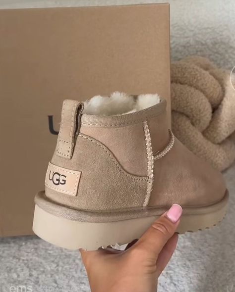 Preppy Winter Shoes, Vanilla Girl Shoes, Mini Uggs Boots Outfit, Mini Uggs Boots, Ugg Boots Aesthetic, Uggs Mini Boots Outfit, Winter Boots Aesthetic, Winter Shoes 2022, Winter Boots 2022