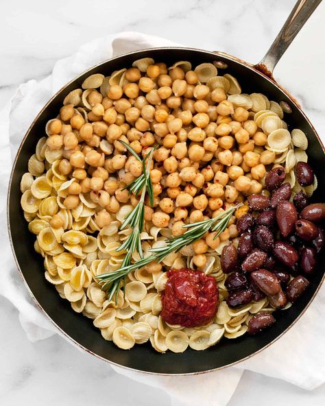 Kalamata Olive Recipes Pasta, Kalamata Olive Recipes, Uni Recipes, Black Olives Recipes, Orecchiette Recipes, Black Chickpeas, One Pan Pasta, Happy Eating, Olive Recipes