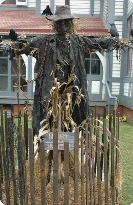 Scary Scarecrow, Scary Halloween Decorations Outdoor, Scary Halloween Decorations Diy, Halloween Diy Outdoor, Halloween Decor Diy, Halloween Outside, Casa Halloween, Halloween Props Diy, Halloween Scarecrow