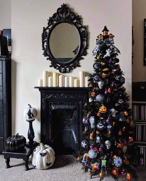 When It Comes to the Hot 2018 Christmas Tree Color, Black Is the New Green Halloween Christmas Tree, Amazing Christmas Trees, Christmas Tree Decorating Ideas, Tree Decorating Ideas, Halloween Decor Diy, Casa Halloween, Christmas Tree Decorating, Creepy Halloween Decorations, Diy Halloween Decor