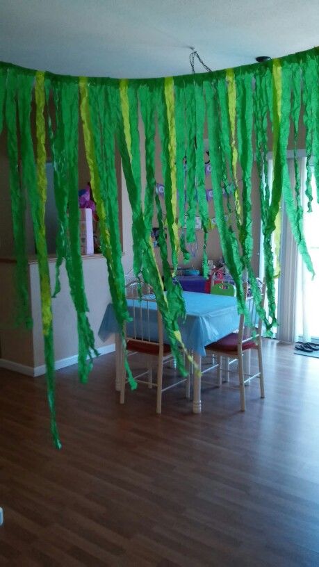 Seaweed Curtain made out of streamers. Just pinch the sides together and tape on ribbon. Ocean Theme Birthday Party Decorations, Fake Seaweed, Ocean Crafts For Toddlers, Streamer Seaweed, Aquarius Party, Homecoming Hallways, Paper Plate Fish, Scuba Vbs, Fishing Theme Party