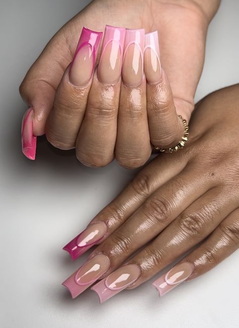 Ombre Nails With French Outline, Pink Ombré Nails With Design, Pink Gradient French Tip Nails, Pink Nails Gradient, Pink Ombré French Nails, French Outline Acrylic Nails, Double Pink French Tip Nails, Pink Ombre French Nails, Pink Ombre French Tip Nails