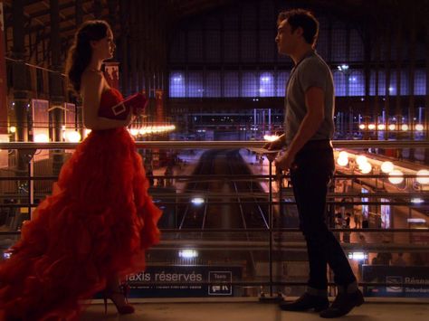 Chuck Bass and Blair Waldorf in red dress Gossip Girl in Paris! Season 1 Friends, Chuck Y Blair, Mode Gossip Girl, Estilo Gossip Girl, Georgina Sparks, Blair And Chuck, Blair Waldorf Style, Gossip Girl Blair, Cinderella Moments