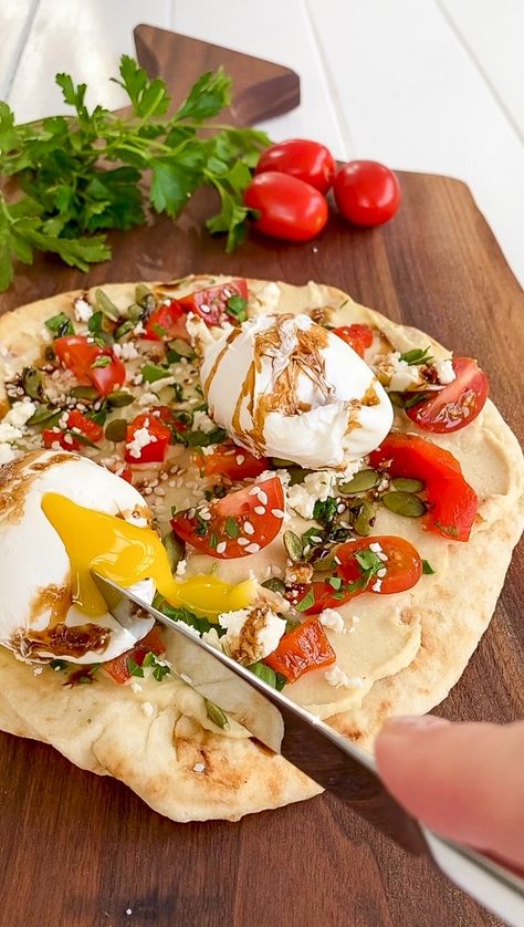 Dietetic Food, Mediterranean Flatbread, Avocado And Egg, Poached Egg Recipe, Dietitian Recipes, Roasted Cherry, Roasted Cherry Tomatoes, Poached Egg, Avocado Tomato