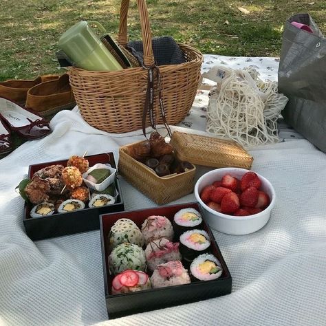 art 🎨 on Twitter: "sushi picnics… " Picnic Inspiration, The Picnic, Picnic Date, God Mat, Picnic Food, Picnic Foods, A Picnic, Comfort Foods, Pretty Food