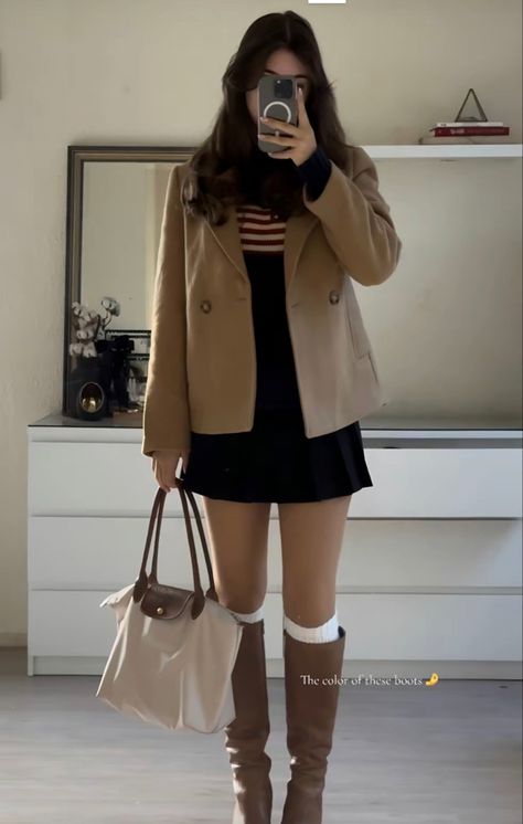 A dark haired woman in a stylish brown fall / autumn outfit Beige Longchamp Bag Outfit, Fall Outfits Tiktok, White Longchamp, Jenna Sommers, Longchamp Bag Outfit, Longchamp Outfit, London Outfits, Just A, Rich Mom