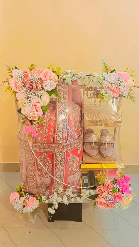 Indian Wedding Gifts For Groom, Wedding Dress Packing Ideas Indian, Wedding Packings, Shadi Decoration, Nikah Invitation, Wedding Card Decorations, Wedding Hampers, Wedding Packing, Wedding Gift Hampers