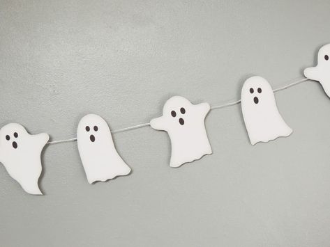 Printable Halloween Decorations, Free Halloween Printables, Diy Ghost, Postres Halloween, Free Printable Halloween, Halloween Bat Decorations, Halloween Bunting, Ghost Diy, Halloween Printables Free