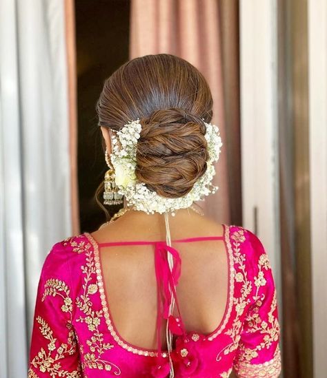 Bengali Bride Hairstyle Bun, Bengali Hairstyle, Bridal Bun Hairstyle, Indian Drapes, Bun Hairdo, Bridal Buns, Sleek Bun Hairstyles, Floral Bun, Hair Twist Bun