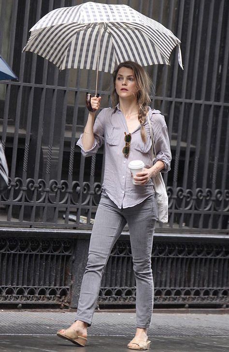 Keri Russell Carrying An Umbrella - Chic Umbrellas To Carry In The Rain Hot Rainy Day Outfit, Rainy Outfit Ideas, Rainy Day Outfit For Fall, Rainy Outfit, Rainy Day Outfit For Spring, Rainy Day Outfit For School, Rainy Day Outfits, Summer Day Outfits, Rainy Day Outfit For Work