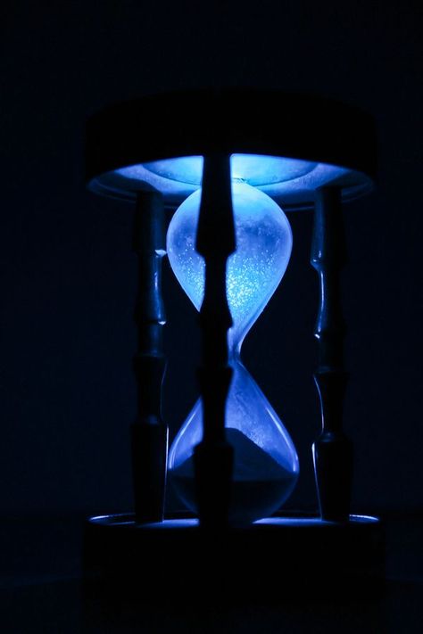 Hourglass Ravenclaw Aesthetic, Blue Aesthetic Dark, Sand Clock, Hourglasses, Everything Is Blue, Hogwarts Aesthetic, In The Darkness, Images Esthétiques, Feeling Blue