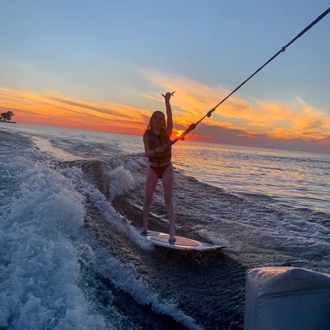 Hawaii Boat Aesthetic, Kyacking Aesthetic, Wake Boarding Aesthetic, Wakesurfing Girl, Wake Surfing Aesthetic, Wakesurfing Aesthetic, Boat Girl Aesthetic, Lake House Aesthetic Summer, Surfing Girl Aesthetic