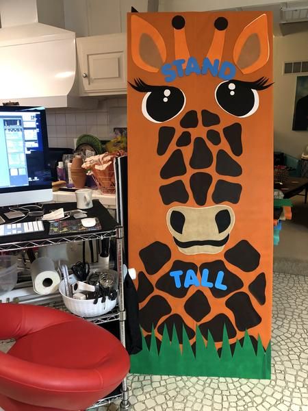 Giraffe Door Decoration, Camp Door Decorations Classroom, Giraffe Classroom Door, Giraffe Bulletin Board Ideas, Safari Door Decorations Classroom Themes, Safari Classroom Door, Door Decoration Ideas For School, Jungle Classroom Door, Classroom Door Decoration Ideas