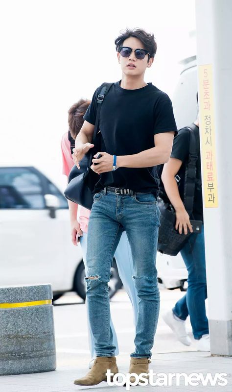 Choi Minho ♡ Mens Street Style Summer, Choi Min Ho, Choi Minho, Street Style Summer, Asian Men, Mens Summer, Shinee, Mens Jeans, Men Dress