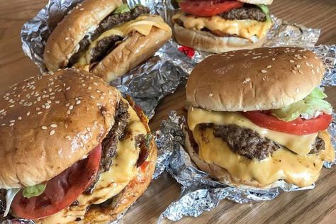 Double Cheeseburgers, Double Cheeseburger, Food Inspired, Kitty Cafe, Cheese Burger, Food Babe, Delicious Burgers, Food Goals, Food Obsession