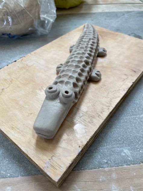 Crocodile Ceramic, Ceramic Alligator, Clay Alligator, Clay Projects For Kids, Pottery Lessons, Kids Clay, Pottery Animals, Ceramic Art Sculpture, Kids Pottery