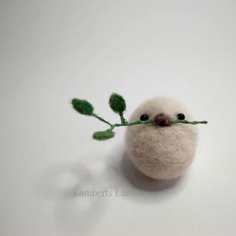 Needle Felted Bird Small Felted Bird Handmade Wool Bird - Etsy Waldorf Christmas, Needle Felting Tutorial, Animal Gifts, Needle Felting Diy, Needle Felted Christmas, Felting Ideas, Felted Wool Crafts, Needle Felting Tutorials, Needle Felting Projects