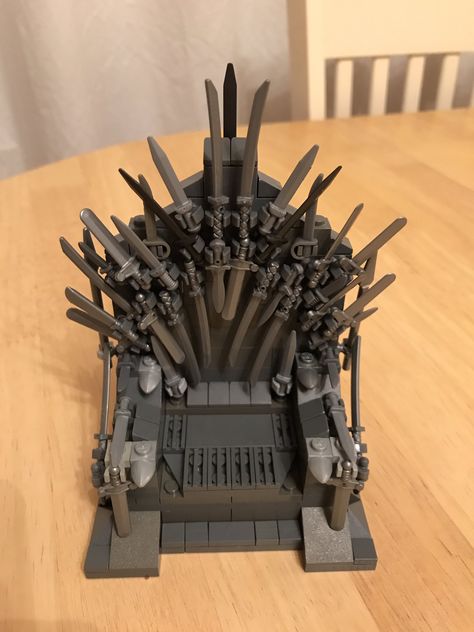 Lego games of thrones Game Of Thrones Lego Moc, Lego Fantasy Moc, Lego Game Of Thrones, Lego Hacks, Lego Stormtrooper, Lego Medieval, Lego Knights, Lego Sculptures, Construction Lego