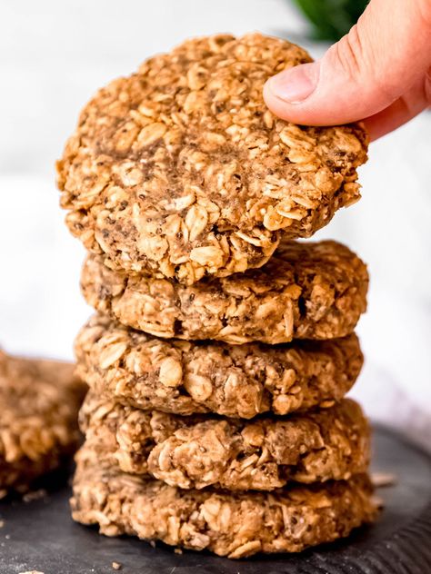 Oatmeal protein cookies are easy, vegan, & gluten-free! Using peanut butter, flax, & cinnamon, they make a yummy, & healthy breakfast option! Oatmeal Protein Cookies, Protein Breakfast Cookies, Healthy Oat Cookies, Simple Oatmeal, Oatmeal Protein, High Protein Cookies, Healthy Breakfast Recipe, Protein Oatmeal, Perfect Healthy Breakfast