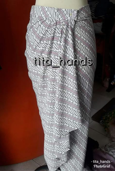 Jarik rok Pario Batik Skirt, Model Rok Lilit, Pola Rok Lilit, Kebaya Modern Hijab Bridesmaid, Hijab Bridesmaid, Model Dress Kebaya, Rok Lilit, Kebaya Lace, Batik Dress Modern