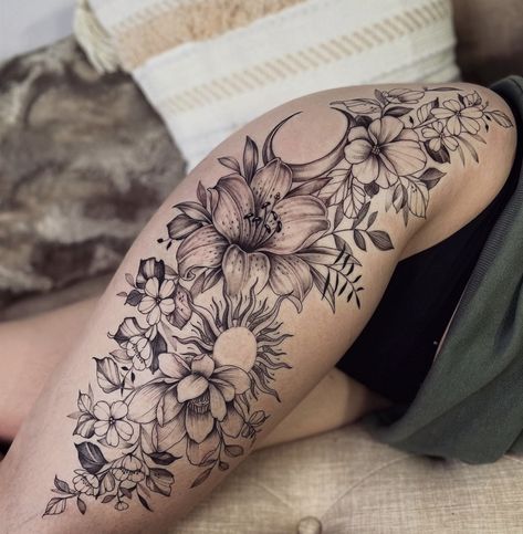 Side Thigh Tattoos Women, Tattoo Ideas Female Thigh, Rosen Tattoo Frau, Upper Thigh Tattoos, Tato Paha, Side Thigh Tattoos, Cute Thigh Tattoos, Tato Dada, Floral Thigh Tattoos