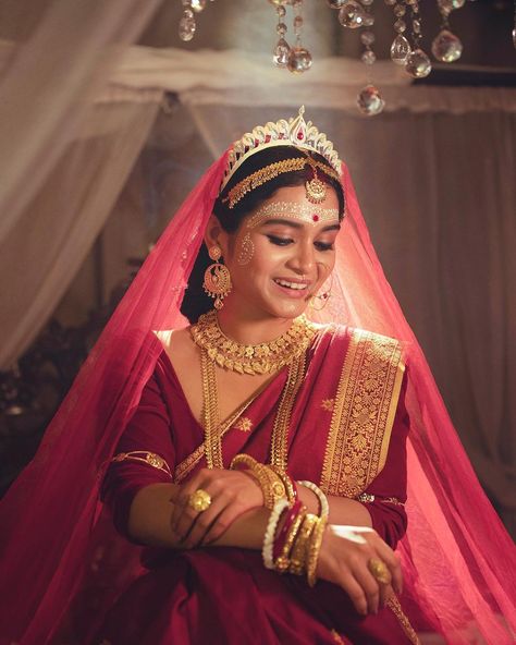 Anirban Mondal | 🌺A A D I T I Y A Bridal Trousseau 2024 Releasing soon … Kiran Mazumder Adorned in vibrant red, a Bengali bride graces the scene. Bold… | Instagram Bengali Bride Hairstyle, Simple Bengali Bridal Look, Bengali Bride Traditional Look, Bengali Wedding Look, Bengali Reception Bridal Look, Bengali Hairstyle, Bengali Bridal Look, Bengali Bride Reception Look, Bengali Marriage