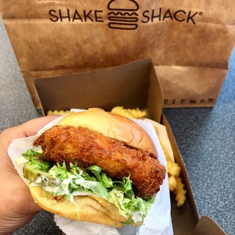 Shake Shack Chicken Sandwich, Chicken Sandwich Aesthetic, Shake Shack Aesthetic, Shake Shack Chicken, Shack Aesthetic, Shake Shack, Salty Foods, Fair Food Recipes, Chicken Sandwich