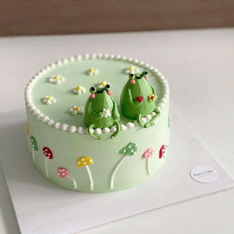 Woodsy Cake, Frog Cake Aesthetic, Frog Food, Korea Cake, Frog Aesthetic, Frog Birthday Party, Aesthetic Frog, Frog Cake, Artist Cake