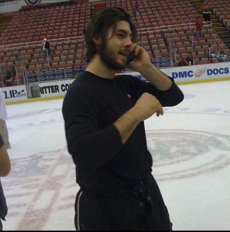 Kris Letang, Hot Hockey Players, Penguins Hockey, Girls Watches, Pittsburgh Penguins, Hockey Players, Ice Hockey, Old Pictures, Pittsburgh