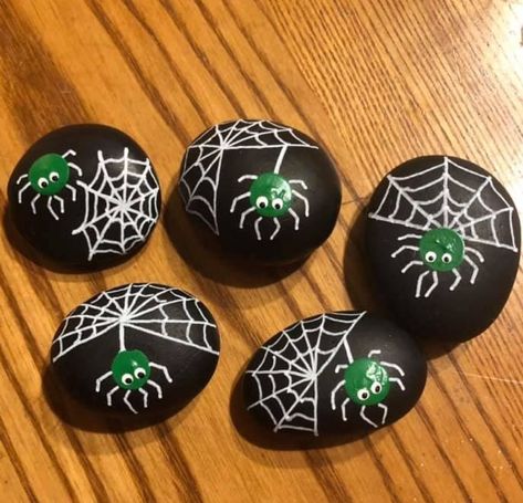 Rock Painting Ideas For Halloween, Rock Painting Spider, Halloween Painted Rocks Ideas Easy, Halloween Stones, Halloween Breakfast, Painted Rock Animals, Halloween Rocks, Bun Maker, Painted Rocks Kids