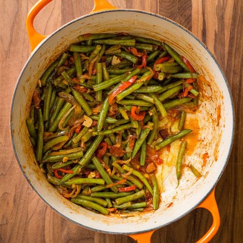 To complement a platter of garlicky fried chicken, we turned to this sweet-savory side. Basque-Style Green Beans. Basque Recipes, Canned Crushed Tomatoes, Fried Chicken Coating, Basque Food, Garlic Fried Chicken, Cooks Country Recipes, Yummy Veggies, Salads Recipes, Country Recipes