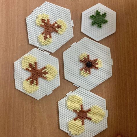 3d Perler Bead Flower Patterns, Perler Bead Flowers, Hama Beads 3d, Melt Beads Patterns, Hama Art, Hamma Beads Ideas, Beaded Flowers Patterns, 3d Perler Bead, Art Perle