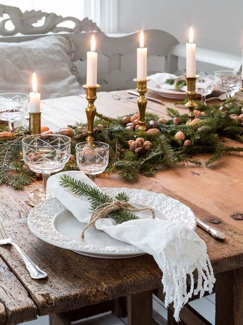 33 Inspiring Christmas decor ideas to elevate your dining table Christmas Dining Table Centerpiece, Natal Country, Christmas Dining Table Decor, French Country Christmas, Centerpiece Christmas, Christmas Dining Table, Dining Table Centerpiece, Holiday Table Decorations, Christmas Tablescapes