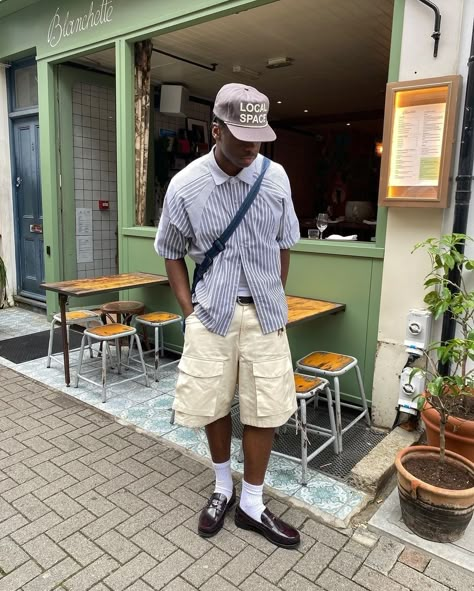 How to style: Caps 🧢 Pleated Shorts Outfit, Shorts Outfit Men, Mens Fits, Hard Fits, Men's Summer Fashion, Mens Beach, Mens Shorts Outfits, Cabo Verde, Beach Fits