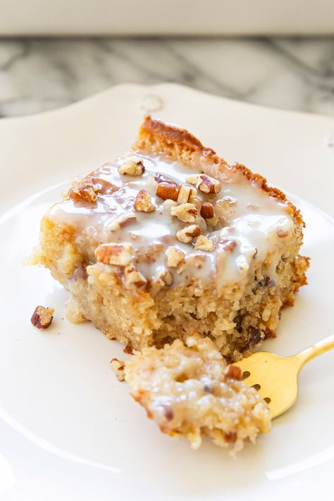 southern pecan praline poke cake Pecan Praline Poke Cake, Praline Poke Cake, Pecan Praline Cake, Pecan Baked Brie, Southern Recipes Desserts, Pecan Sauce, Praline Cake, Southern Cake, Coconut Pecan Frosting