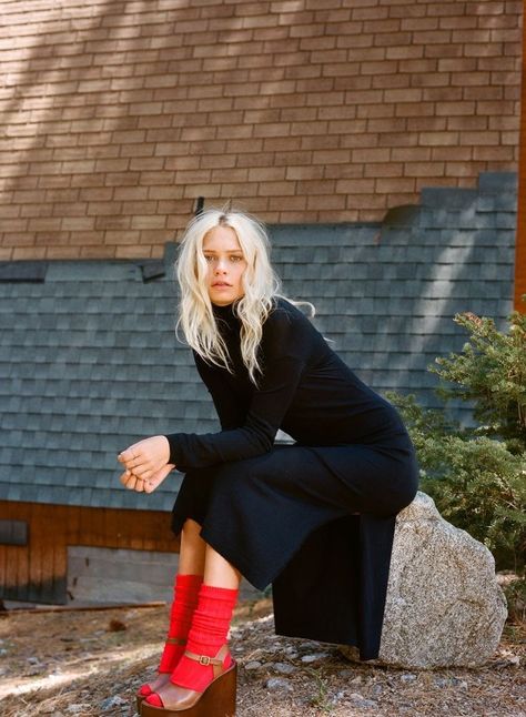 Career Girl Daily, Red Socks, Sock Outfits, Woman Sitting, Socks And Heels, Cooler Look, Looks Street Style, Outfit Trends, Sporty Chic