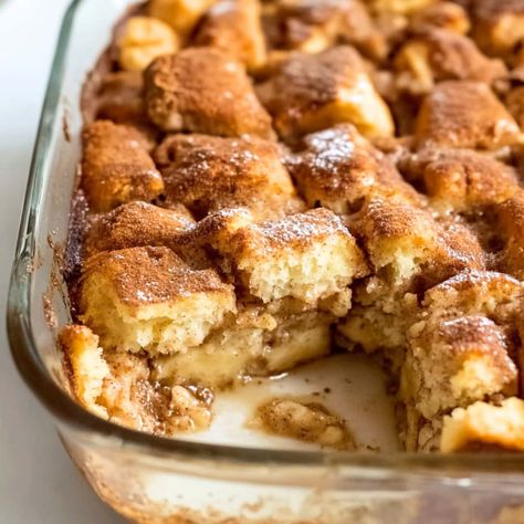 Lazy Cinnamon Rolls, Refrigerator Cinnamon Roll Recipes, Cinnamon Roll Dessert Ideas, Cinnamon Rolls Casserole, Easy Cinnamon Roll Casserole, Cinnamon Roll Desserts, Biscuit Cinnamon Rolls, Leftover Casserole, Cinnamon Roll Casserole