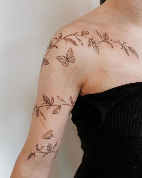 Floral Shoulder Wrap Tattoo, Wraparound Tattoo Arm, Fine Line Tattoos Women, Tato Naruto, Arm Wrap Tattoo, Tato Maori, Around Arm Tattoo, Wrap Around Tattoo, Tato Minimal