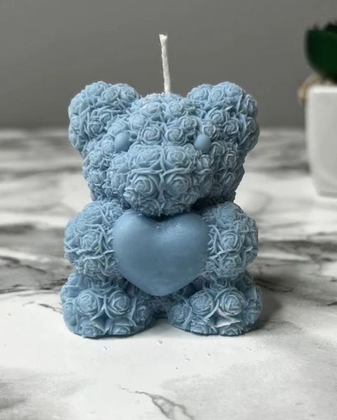 Embrace coziness and charm with our adorable Teddy Bear Candles! These delightful candles are the perfect addition to your home decor or a thoughtful gift for your loved ones. ✨🧸 W : 272 grams DM to enquiry/Order 💌 Teddy Bear Holding Heart, Bear Holding Heart, Baby Shower Roses, Boy Candle, Baby Candle, Bear Candle, Baby Shower Candles, Cupcake Candle, Holding Heart