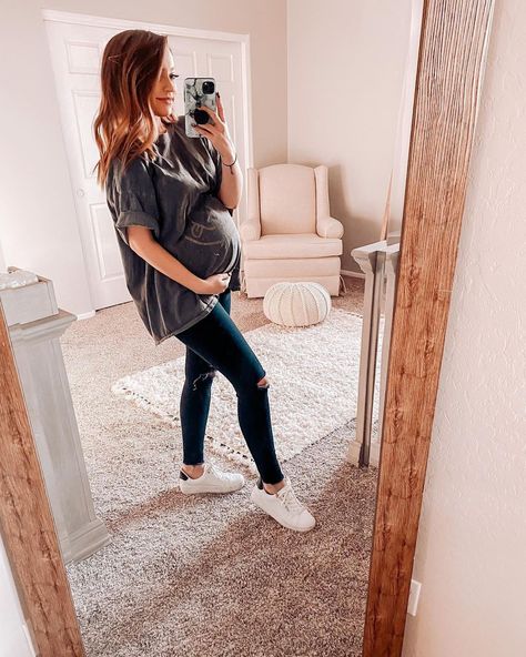 Maternity Jeans Outfit, Black Maternity Jeans, Casual Maternity Outfits, Trendy Mom Outfits, Maternity Clothes Summer, Trendy Maternity Outfits, Baby Bump Style, Cute Maternity Outfits, Stylish Maternity Outfits