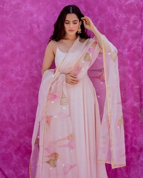 Plain Anarkali, Desi Aesthetics, Yelled At, Desi Outfits, Trendy Outfits Indian, Indian Outfits Lehenga, India Style, Lehenga Designs Simple, Anarkali Dress Pattern