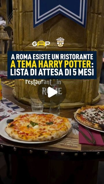 The Gap on Instagram: "Un posto in cui mangiare e non essere circondati da babbani? 🧙🏼‍♂️👀

A Roma si trova Incantum, il ristorante-pizzeria a tema Harry Potter.
È arredato e decorato con dettagli che ricordano Hogwarts e altri luoghi iconici della serie. Gli interni includono riproduzioni fedeli di elementi come la Sala Grande, il negozio di Ollivander e l’ufficio di Silente.

Anche ai tavoli si trovano bacchette magiche per mangiare e libri di incantesimi usati come menù: all’interno dei piatti ispirati dalla saga, come il Burrobirra, il Boccino d’Oro (una mousse al cioccolato), e il Mandragola Tiramisù, servito con cuffie antirumore.

Ma non solo cibo, all’interno del locale si fanno eventi e anche lezioni di Magia: I clienti possono partecipare a lezioni di pozioni e gare di incante Sala Grande, The Gap, Harry Potter, On Instagram