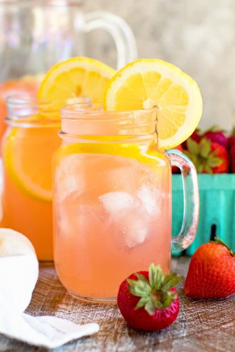 Lemonade With Alcohol Recipes, Strawberry Lemonade Recipe Alcohol, Lemonade Alcohol Drinks Recipes, Easy Mixed Drinks With Vodka, Minuman Vodka, Lake Drinks, Vodka Drinks Easy, Alcohol Ideas, Resep Koktail