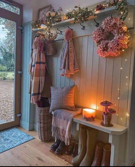 Cottage Homes Interior, Cottage House Interior, Mudroom Decor, Homes Interior, Cottage Interiors, Hus Inspiration, Home Entrance Decor, Cottage House, Entrance Decor