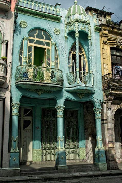 Balcony... Art Nouveau Façade Art Nouveau Arquitectura, Architecture Art Nouveau, Architecture Cool, Design Art Nouveau, Istoria Artei, Flatiron Building, Art Nouveau Architecture, Antoni Gaudi, Art Nouveau Design