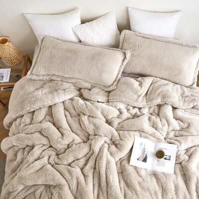 Puffy Bedding Comforter, Coma Inducer Comforter, Comfy Bed Sheets, Cute Bed Spreads, White Fluffy Bed, Comforter Sets Cozy, Bedroom Comforter Ideas, Fluffy Comforters, Cozy Comforters