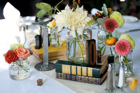 Book Centrepiece Wedding, Vintage Book Centerpiece, Diy Vintage Wedding, Vintage Wedding Centerpieces, Book Centerpieces, Literary Wedding, Vintage Centerpieces, Bridal Shower Inspiration, Flowers In Jars