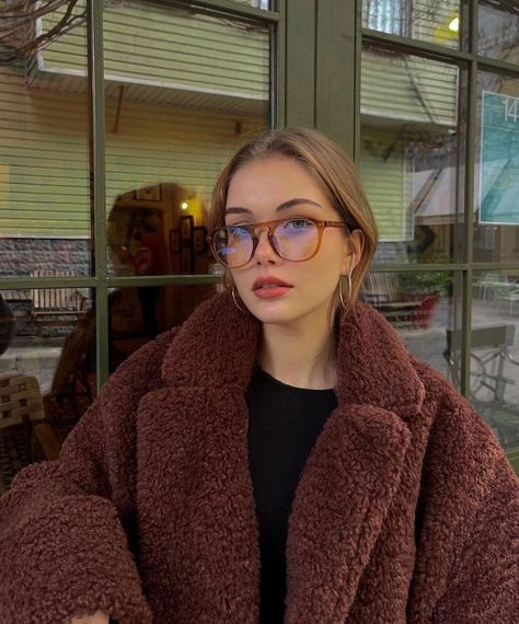 Chunky Black Glasses Frames, Trendy Glasses 2023, Aviator Glasses Outfit, Glasses Trends 2023 Women, Glasses 2023 Trend Women, Glasses Inspo Round Face, 2023 Glasses Trends, Glasses Trends 2023, Glasses Girl Aesthetic